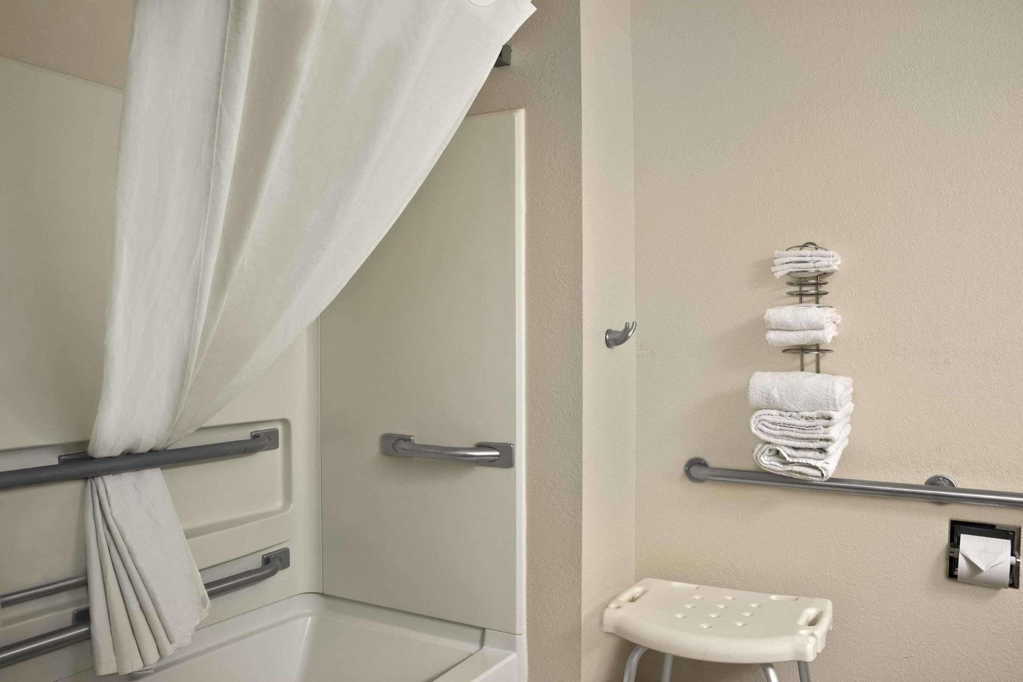 Super 8 By Wyndham Wi 2*
